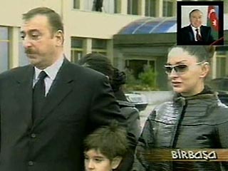 Президент Азербайджана Ильхам Алиев в годовщину смерти отца посетил его могилу