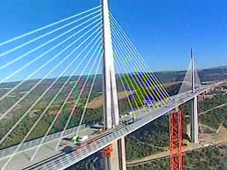 Один из самых высоких мостов в мире откроется во вторник на юге Франции. Мост проходит над долиной реки Тарн. Проезжая часть моста находится на высоте 270 метров над землей, а самая верхняя точка моста расположена на высоте более чем 340 метров
