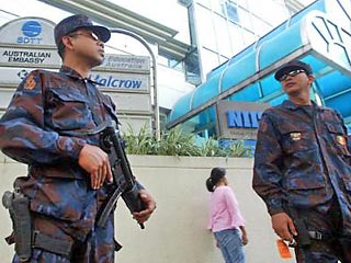 В Маниле совершено разбойное нападение на коммерческий банк. В результате три человека застрелены, еще шестеро задержаны. Инцидент произошел во вторник утром, когда десять вооруженных грабителей попытались прорваться в здание манильского "Банка де Оро"