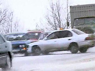 В Иркутске в минувшее воскресенье произошло крупное ДТП. На городской объездной дороге столкнулись сразу 12 машин, в том числе две "маршрутки" и автобус. Пострадали 8 человек, 4 в тяжелом состоянии были госпитализированы