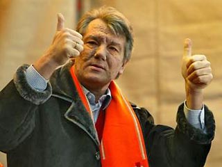 По мере того как приближаются повторные выборы украинского президента, многие политические и экономические группы, которые вначале поддерживали премьер-министра Виктора Януковича, переходят на сторону его соперника - лидера оппозиции Виктора Ющенко
