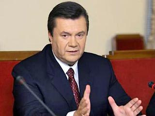 Виктор Янукович заявил, что не имеет отношения к формированию добровольческих отрядов, которые намерены 26 декабря прийти в Киев, и надеется, что столкновений между этими группами и сторонниками его оппонента Виктора Ющенко не будет