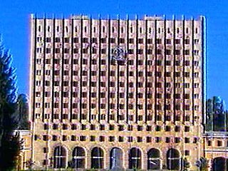 Парламент Абхазии назначил новые выборы главы республики на 12 января 2005 года. Постановление о назначении новых выборов президента депутаты приняли на вечернем заседании Народного собрания в среду