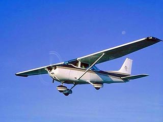 Самолет Cessna-172 местной авиакомпании Solt Air упал в воду в 100 метрах от берега близ города Каитаиа на северной оконечности Северного острова Новой Зеландии. При этом погиб находившийся на борту швейцарский турист