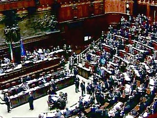 Итальянский парламент одобрил скандальный законопроект, который позволит бывшему министру избежать срока за коррупцию