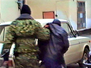 В ходе операции сотрудникам УФСБ и Октябрьского РОВД Грозного удалось задержать жителя Грозного, который находился в розыске по подозрению в похищении журналистки телеканала НТВ Елены Масюк