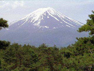 Вершина обожаемой японцами и известной во все мире горы Фудзи отдана в частное владение. Государство безвозмездно уступило участок земли площадью в 3,85 миллиона квадратных метров на верхушке крупнейшего в стране вулкана синтоистскому храму
