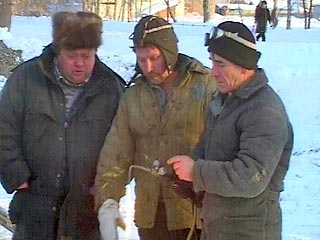 Седьмые сутки при 50-градусном морозе в якутском поселке Оленек ведутся аварийно-восстановительные работы на вышедшей из строя теплотрассе