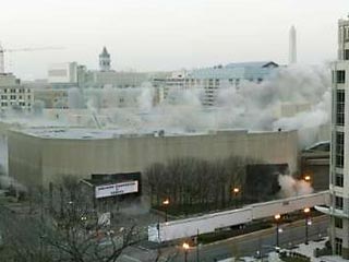 Примерно 20 секунд потребовалось специалистам-взрывотехникам для того, чтобы снести сегодня одно из самых больших зданий столицы США - выставочный комплекс Convention Center