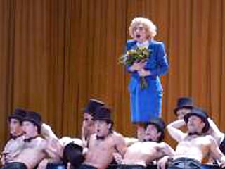 В Боннской опере знаменитый хореограф Иоганн Кресник поставил мюзикл "Ханнелора Коль" о жизни жены бывшего канцлера Германии Гельмута Коля