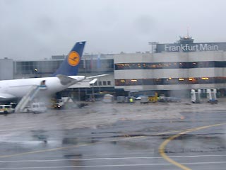 В Германии пассажирский самолет сошел со взлетно-посадочной полосы