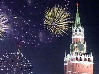 Москвичи и гости столицы смогут встретить Новый год на Красной площади под колокольный звон и залпы разноцветного салюта. Об этом в четверг сообщили в городском комитете по культуре