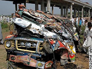 По меньшей мере 25 человек погибли и около 40 получили ранения в субботу в Пакистане в результате двух автокатастроф, сообщает государственное радио со ссылкой на полицейские источники