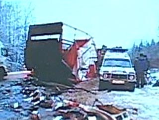 На автотрассе "Россия", у деревни Зайцево, примерно на середине пути между Москвой и Петербургом столкнулись два грузовика