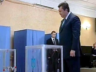 Янукович проголосовал и заявил, что ждет от народа "правильного выбора"