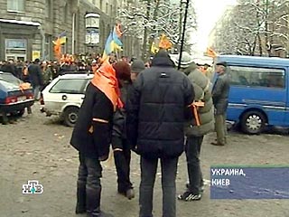  "Оранжевые" стекаются на майдан Независимости