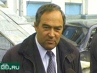 Экс-губернатор Приморского края Евгений Наздратенко отказывается говорить, будет ли он выставлять свою кандидатуру на пост губернатора Приморья