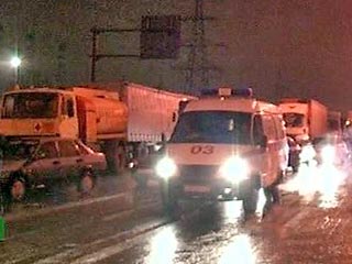 Крупное ДТП произошло на трассе Светлогорск-Калининград. В результате столкновения бензовоза одной из воинских частей Балтийского флота и автомобиля Mazda на дорогу вылилось около 10 тонн авиационного топлива
