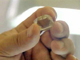 Алмаз в алмазе стал новогодним подарком трубки "Удачная" в Якутии. В предпраздничные дни технологическая смена подняла алмаз весом 57,8 карата. Размер драгоценного камня - 17х17х22 мм, форма - уплощенный октаэдр, цвет - светло-лимонный