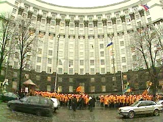 Сторонники Виктора Ющенко с раннего утра заблокировали здание правительства Украины. В пикете стоят около 300 человек, перекрыв главный и запасные входы в здание, где в среду запланировано заседание правительства