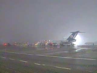 Сильный туман осложнил работу аэропорта "Внуково", часть рейсов уходят на другие аэродромы