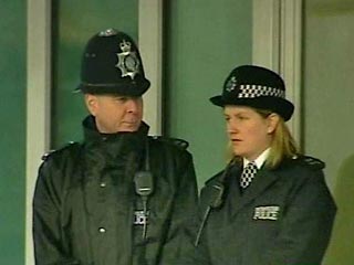 В Лондоне на Оксфорд-стрит сотрудники полиция учит бдительности граждан - стражи порядка сначала воруют сумки у прохожих, а потом возвращают их с напуствием быть впредь внимательными, чтобы не напороться на настоящих воров