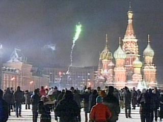 Свыше 100 тысяч человек праздновали наступление нового 2005 года на центральных улицах и площадях Москвы, в том числе порядка 50 тысяч - на Красной площади. Такие данные "Интерфаксу" в субботу привели в столичном ГУВД