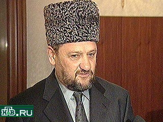Глава администрации Чечни Ахмад Кадыров сообщил сегодня, что ведет переговоры с чеченским полевым командиром Русланом Гелаевым