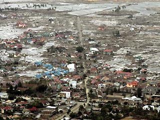 Число жертв цунами, которое восемь дней назад обрушилось на ряд стран бассейна Индийского океана, превысило 150 тысяч человек