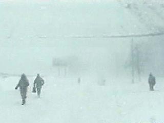 Штормовой ветер, сильный снегопад и метель обрушил на центральные и северные районы Сахалина циклон, вторые сутки бушующий над островом