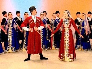 Запланированные на февраль зарубежные гастроли чеченского государственного ансамбля народных танцев "Вайнах" оказались под угрозой срыва: в Грозном похищен его солист Ибрагим Хамурадов