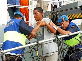 Власти Малайзии объявили в понедельник о спасении жертвы азиатского цунами. В день землетрясения, 26 декабря гражданин Индонезии Ари Афризал был унесен в открытый океан, но выжил и спустя две недели был подобран проходившим мимо сухогрузом