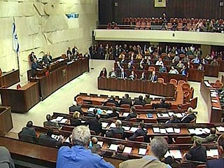 Кнессет Израиля с перевесом в два голоса утвердил в понедельник вечером правительство национального единства, которому предстоит реализовать программу размежевания с палестинцами