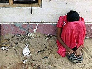 На Шри-Ланке семья 18-летней девушки, отправившаяся в паломничество в храм и остановившаяся на отдых на берегу реки, погибла от цунами. Выжила только сама девушка