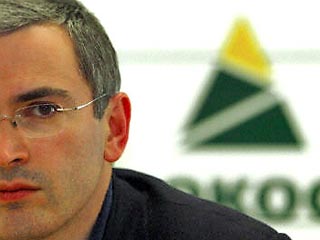 Самый известный российский заключенный Михаил Ходорковский передал право распоряжаться 60% акций Group Menatep и ее основным активом - ЮКОСом - давнему партнеру Леониду Невзлину