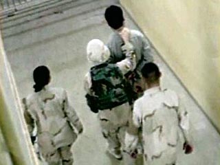 Бывший заключенный иракской тюрьмы "Абу-Грейб", которого американские тюремщики заставили публично мастурбировать, заявил, что даже иракский диктатор Хусейн не позволял себе такого