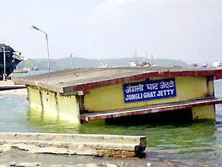 На принадлежащие Индии Андаманские острова второй день подряд обрушиваются приливные волны высотой до 2,5 метров