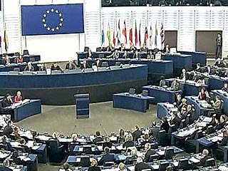 Европарламент одобрил большинством голосов в ходе пленарного заседания в среду в Страсбурге Конституцию Евросоюза. "За" проголосовали 500 депутатов, "против" - 137, еще 40 воздержались