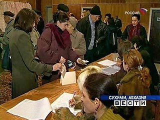 По данным ЦИК Абхазии, на выборах президента Абхазии к 16:00 по московскому времени проголосовало около 40% зарегистрированных избирателей
