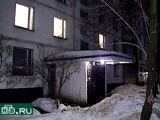 В квартиру на втором этаже дома N24 на Кировоградской улице в Москве наряд милиции прибыл по вызову соседей.