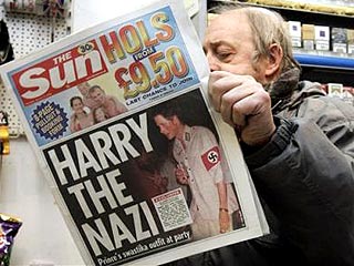 Британский принц Гарри пригшел на вечеринку в костюме с нацистской свастикой