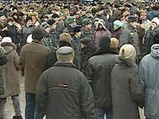 В Красногорском районе Московской области пенсионеры, протестующие против замены льгот денежными выплатами, в четверг перекрыли Волоколамское шоссе
