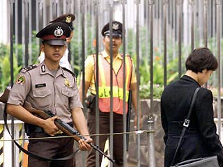 Отряды быстрого реагирования полиции Джакарты и антитеррористические подразделения в четверг взяли под контроль территории, прилегающие к посольствам Великобритании и Таиланда в Индонезии
