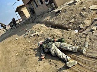 Два американских морских пехотинца погибли в четверг во время боевых действий в провинции Анбар на западе Ирака, передает Reuters со ссылкой на заявление американского командования в Ираке