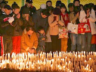 Япония поминает погибших в результате катастрофического землетрясения 1995 года