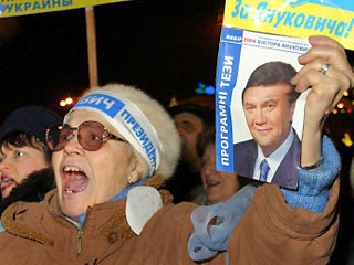 Более 25 тысяч человек собрались сегодня на митинги в городах юго-восточных областей Украины в поддержку Виктора Януковича. Самое большое число участников собралось на центральной площади Донецка, где сторонники экс-премьер-министра разбили палаточный гор