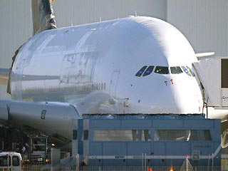 Корпорация Airbus уже второй год подряд производит больше самолетов, чем Boeing, и заявляет о создании самого большого в мире пассажирского лайнера