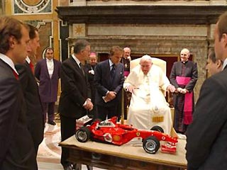 Команда "Феррари" вручила папе Иоанну Павлу II копию своего болида