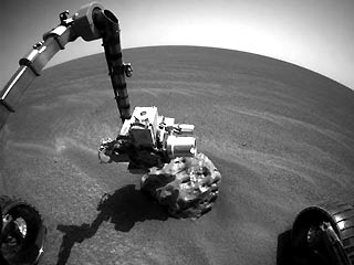 Редкая удача выпала на долю американского марсохода Opportunity, работающего на поверхности "красной планеты". К радости ученых он нашел на Марсе железный метеорит, размером с баскетбольный мяч