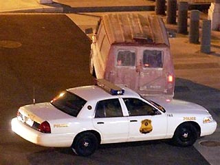 Вооруженные сотрудники секретной службы США и полиции Вашингтона обезвредили водителя красного микроавтобуса Chevrolet, который угрожал взорвать находившиеся в машине 50 литров бензина в двух шагах от Белого дома